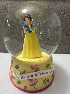 Disney Enesco Snow White Fairest Of Them All "Waltz Of The Flowers" Snow Globe